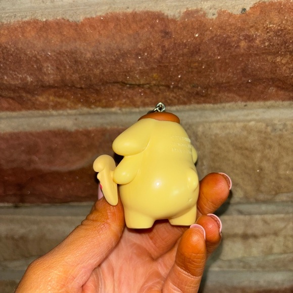 Cute Pompompurin Keychain holding pizza - Picture 5 of 5